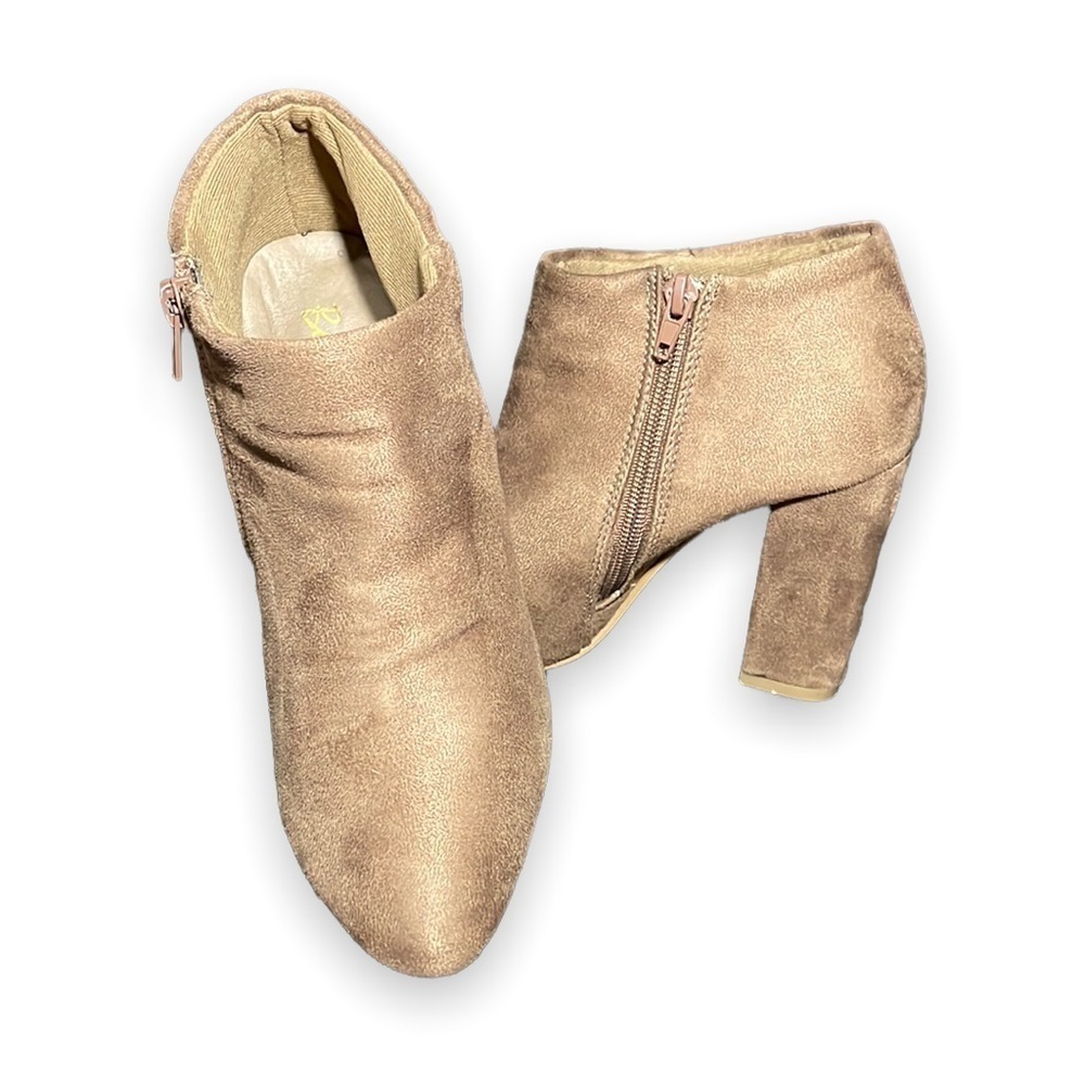 BONNIBEL brown suede ankle boots in women’s size 6